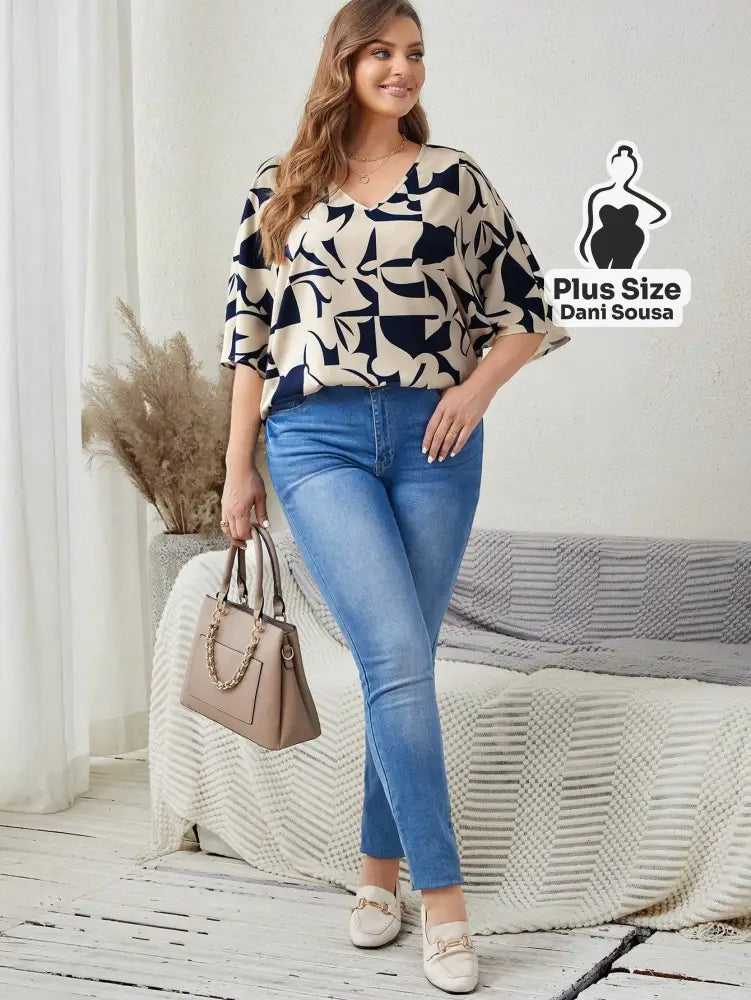 Blusa Estampada Com Mangas Amplas e Decote Em V Plus Size Blusa Estampada Com Mangas Amplas e Decote Em V Plus Size