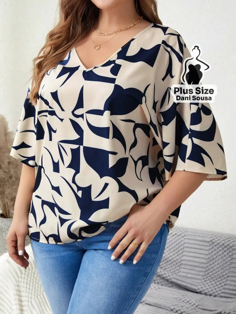 Blusa Estampada Com Mangas Amplas e Decote Em V Plus Size Blusa Estampada Com Mangas Amplas e Decote Em V Plus Size