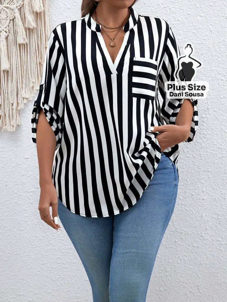 Blusa Listrada Com Bolso Frontal e Manga Ajustável Plus Size Blusa Listrada Com Bolso Frontal e Manga Ajustável Plus