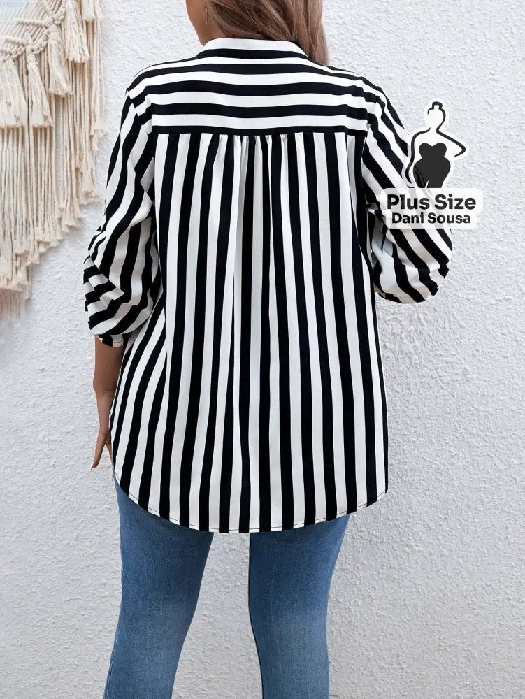 Blusa Listrada Com Bolso Frontal e Manga Ajustável Plus Size Blusa Listrada Com Bolso Frontal e Manga Ajustável Plus