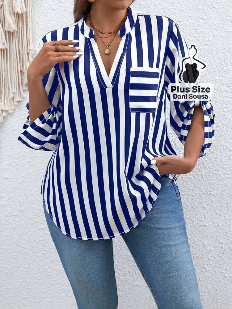 Blusa Listrada Com Bolso Frontal e Manga Ajustável Plus Size Blusa Listrada Com Bolso Frontal e Manga Ajustável Plus