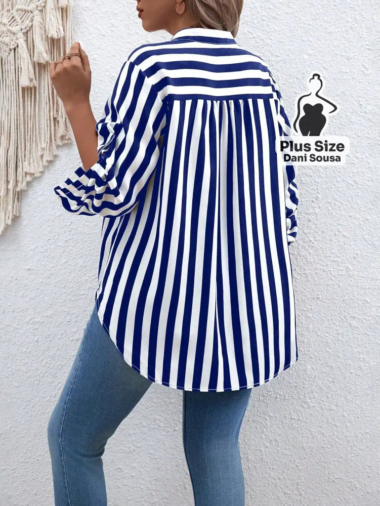 Blusa Listrada Com Bolso Frontal e Manga Ajustável Plus Size Blusa Listrada Com Bolso Frontal e Manga Ajustável Plus