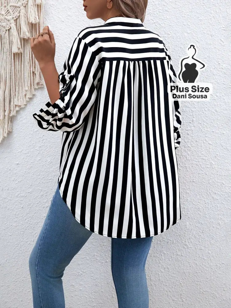 Blusa Listrada Com Bolso Frontal e Manga Ajustável Plus Size Blusa Listrada Com Bolso Frontal e Manga Ajustável Plus