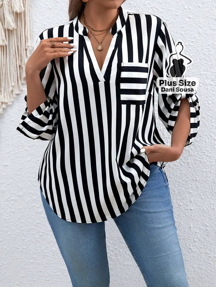 Blusa Listrada Com Bolso Frontal e Manga Ajustável Plus Size Preto / G Blusa Listrada Com Bolso Frontal e Manga