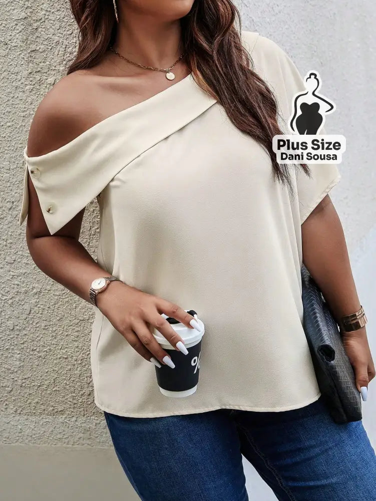 Blusa Ombro Caído Com Detalhe de Botão Plus Size Blusa Ombro Caído Com Detalhe de Botão Plus Size