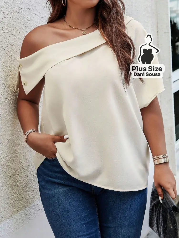 Blusa Ombro Caído Com Detalhe de Botão Plus Size Blusa Ombro Caído Com Detalhe de Botão Plus Size