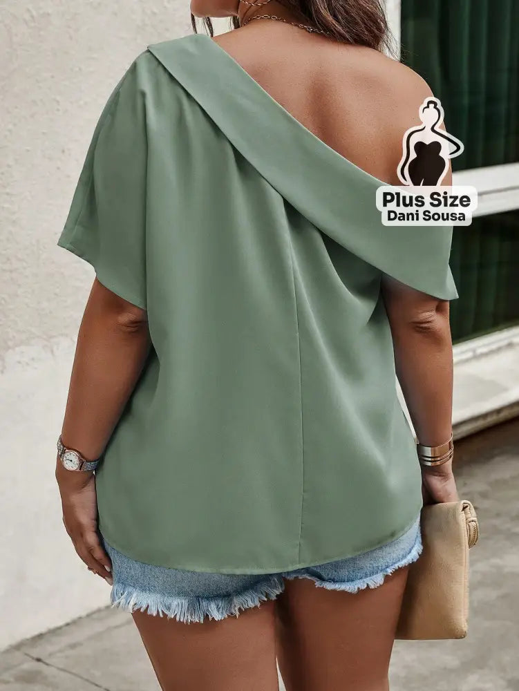 Blusa Ombro Caído Com Detalhe de Botão Plus Size Blusa Ombro Caído Com Detalhe de Botão Plus Size