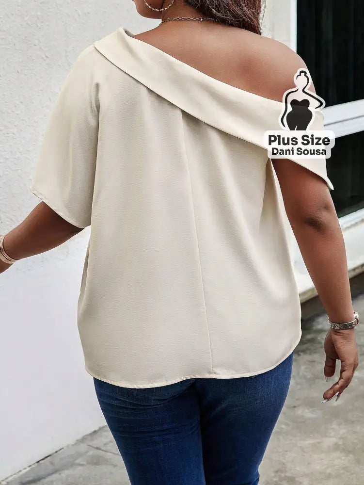 Blusa Ombro Caído Com Detalhe de Botão Plus Size Blusa Ombro Caído Com Detalhe de Botão Plus Size