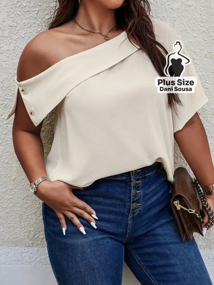 Blusa Ombro Caído Com Detalhe de Botão Plus Size Bege / G Blusa Ombro Caído Com Detalhe de Botão Plus Size
