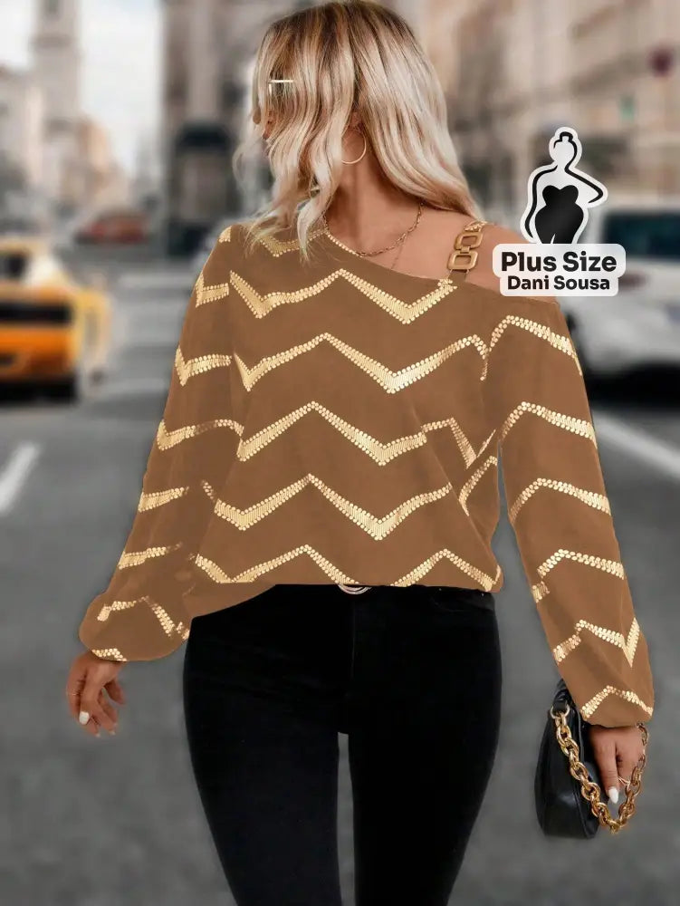 Blusa Ombro Caído Com Estampa Chevron Plus Size Café / G Conjunto Cropped e Shorts Estampado com Detalhes de Renda Plus