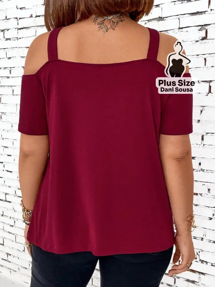 Blusa Ombro Vazado com Detalhe de Corrente Plus Size Blusa Ombro Vazado com Detalhe de Corrente Plus Size