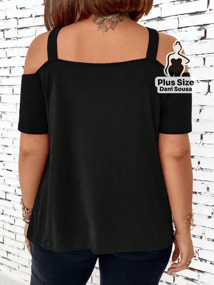 Blusa Ombro Vazado com Detalhe de Corrente Plus Size Blusa Ombro Vazado com Detalhe de Corrente Plus Size