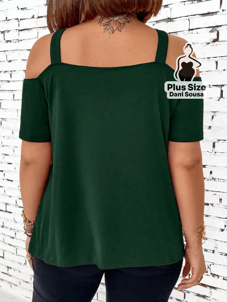 Blusa Ombro Vazado com Detalhe de Corrente Plus Size Blusa Ombro Vazado com Detalhe de Corrente Plus Size
