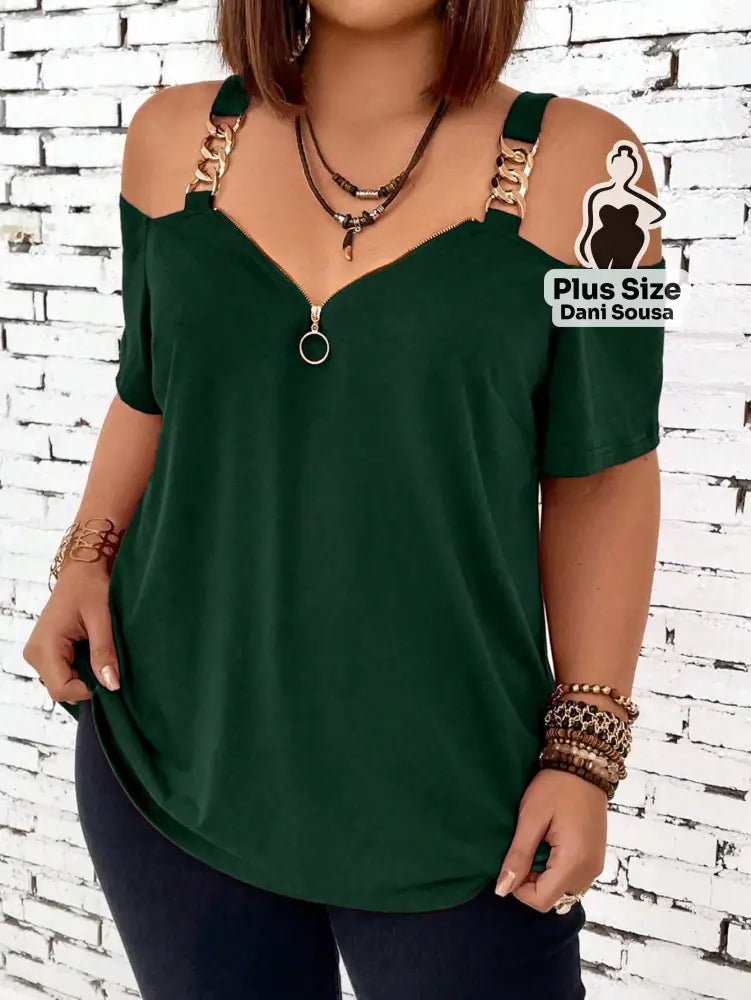 Blusa Ombro Vazado com Detalhe de Corrente Plus Size Blusa Ombro Vazado com Detalhe de Corrente Plus Size