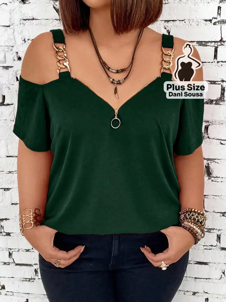 Blusa Ombro Vazado com Detalhe de Corrente Plus Size Blusa Ombro Vazado com Detalhe de Corrente Plus Size