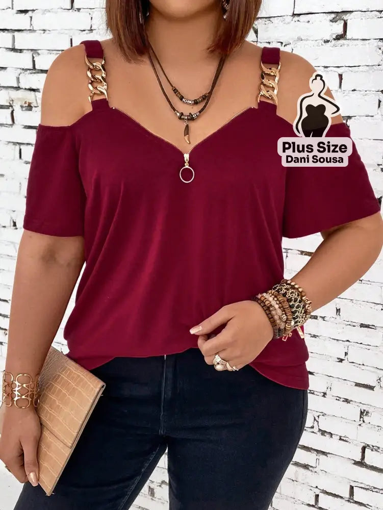 Blusa Ombro Vazado com Detalhe de Corrente Plus Size Blusa Ombro Vazado com Detalhe de Corrente Plus Size