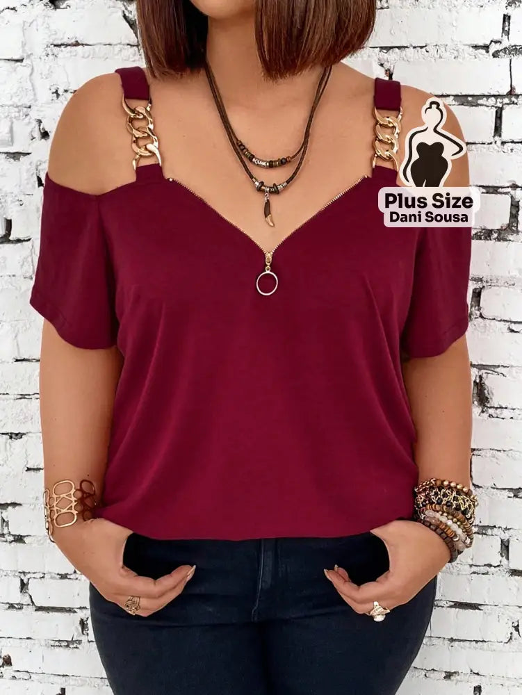 Blusa Ombro Vazado com Detalhe de Corrente Plus Size Blusa Ombro Vazado com Detalhe de Corrente Plus Size