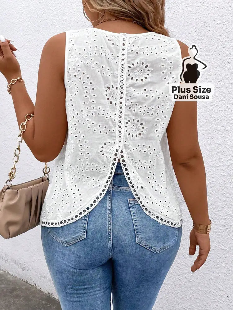 Blusa Regata Com Detalhe Vazado Nas Costas Plus Size G Conjunto Cropped e Shorts Estampado com Detalhes de Renda Plus