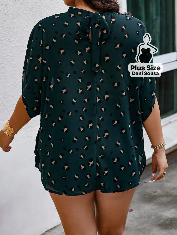 Blusa Solta Com Textura Delicada Plus Size Conjunto Cropped e Shorts Estampado com Detalhes de Renda Plus Size
