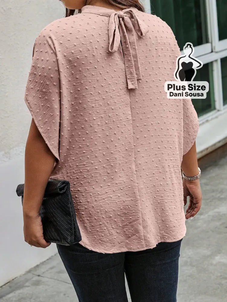 Blusa Solta Com Textura Delicada Plus Size Conjunto Cropped e Shorts Estampado com Detalhes de Renda Plus Size