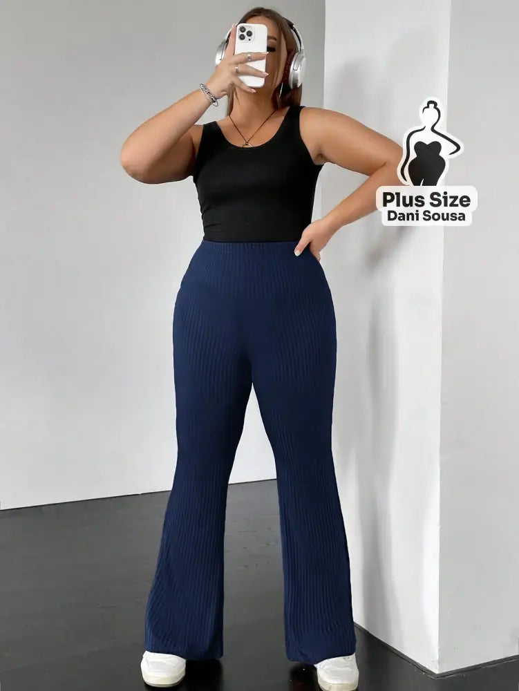 Calça Flare Canelada Confortável Plus Size Calça Flare Canelada Confortável Plus Size