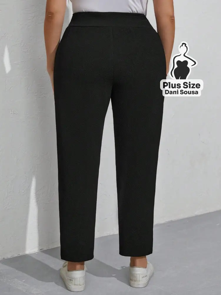 Calça Slim com Cós Alto e Bolsos Plus Size Calça Slim Bege com Cós Alto e Bolsos Plus Size