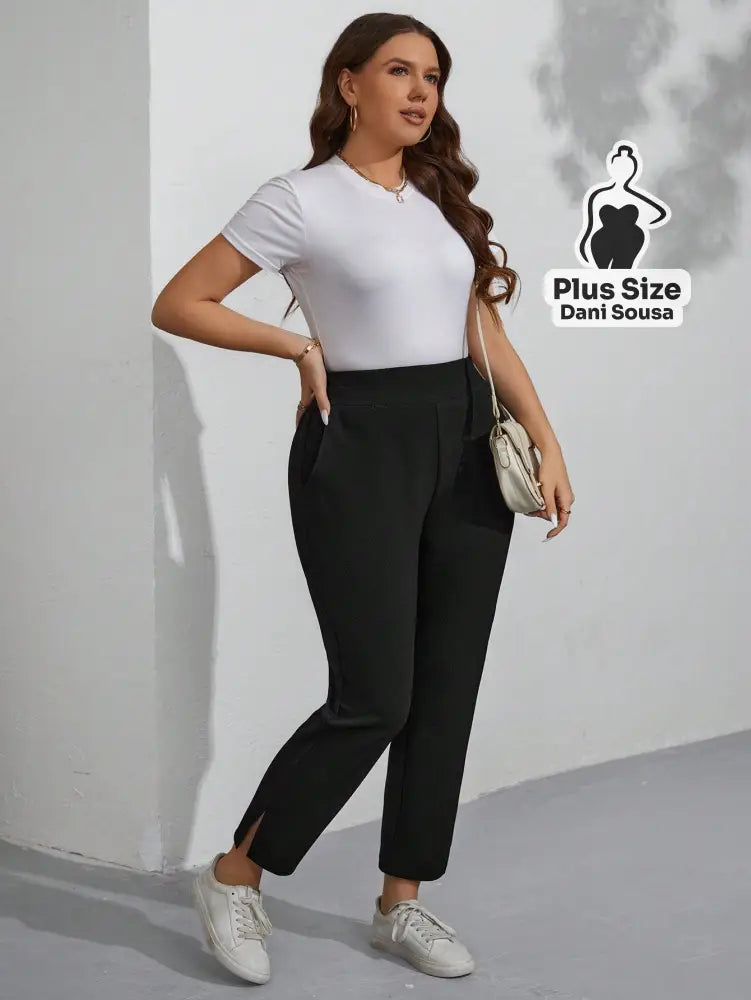 Calça Slim com Cós Alto e Bolsos Plus Size Calça Slim Bege com Cós Alto e Bolsos Plus Size