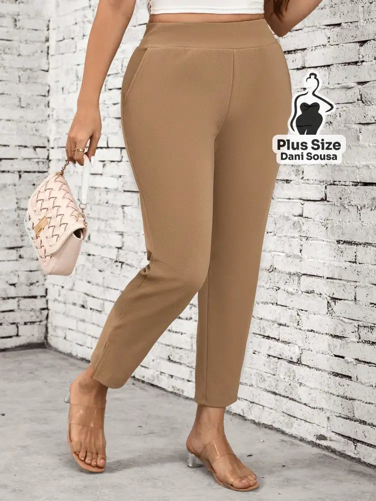 Calça Slim com Cós Alto e Bolsos Plus Size Calça Slim Bege com Cós Alto e Bolsos Plus Size