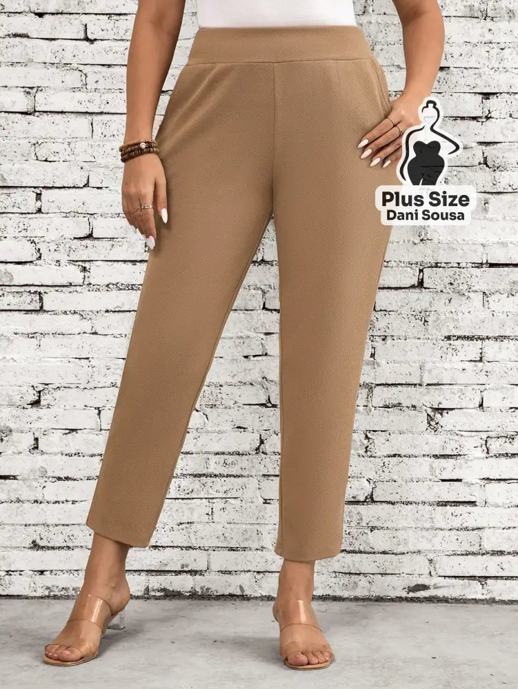 Calça Slim com Cós Alto e Bolsos Plus Size Calça Slim Bege com Cós Alto e Bolsos Plus Size