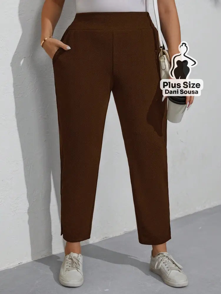 Calça Slim com Cós Alto e Bolsos Plus Size Calça Slim Bege com Cós Alto e Bolsos Plus Size