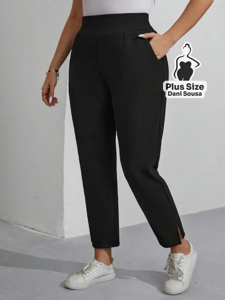 Calça Slim com Cós Alto e Bolsos Plus Size Calça Slim Bege com Cós Alto e Bolsos Plus Size