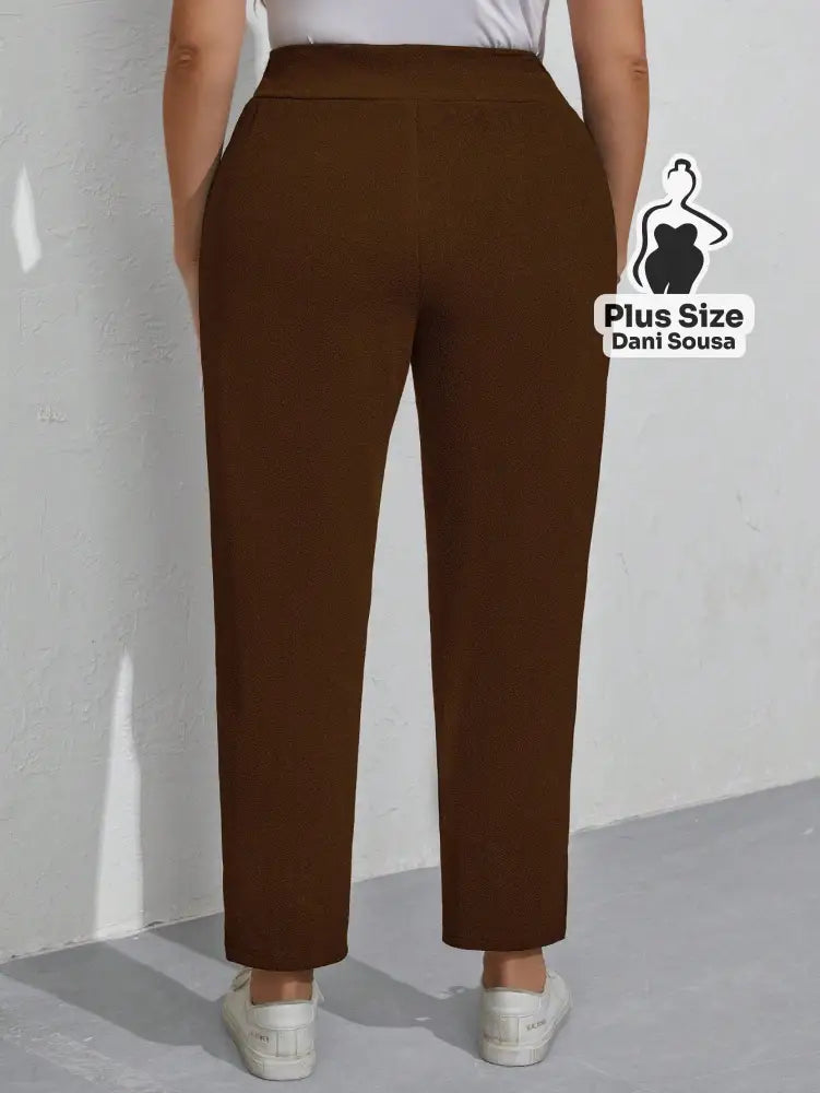 Calça Slim com Cós Alto e Bolsos Plus Size Calça Slim Bege com Cós Alto e Bolsos Plus Size