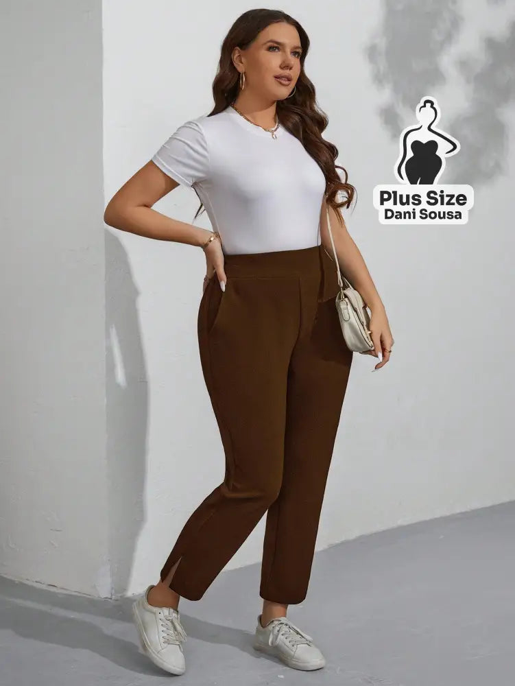Calça Slim com Cós Alto e Bolsos Plus Size Calça Slim Bege com Cós Alto e Bolsos Plus Size