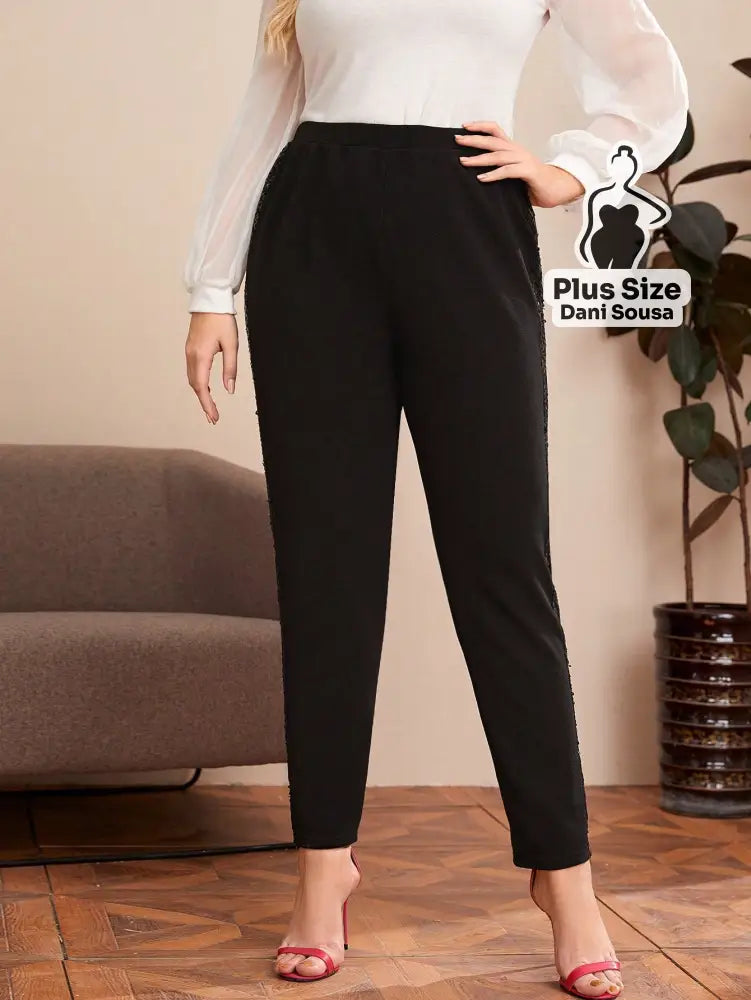 Calça Social Com Detalhe de Lantejoulas Nas Laterais Plus Size Calça Social Com Detalhe de Lantejoulas Nas Laterais