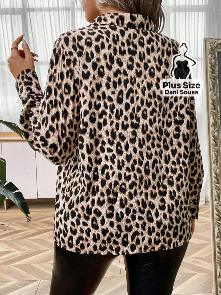 Camisa Estampada Animal Print Com Bolsos Plus Size Camisa Estampada Animal Print Com Bolsos Plus Size