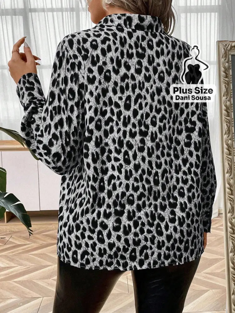 Camisa Estampada Animal Print Com Bolsos Plus Size Camisa Estampada Animal Print Com Bolsos Plus Size