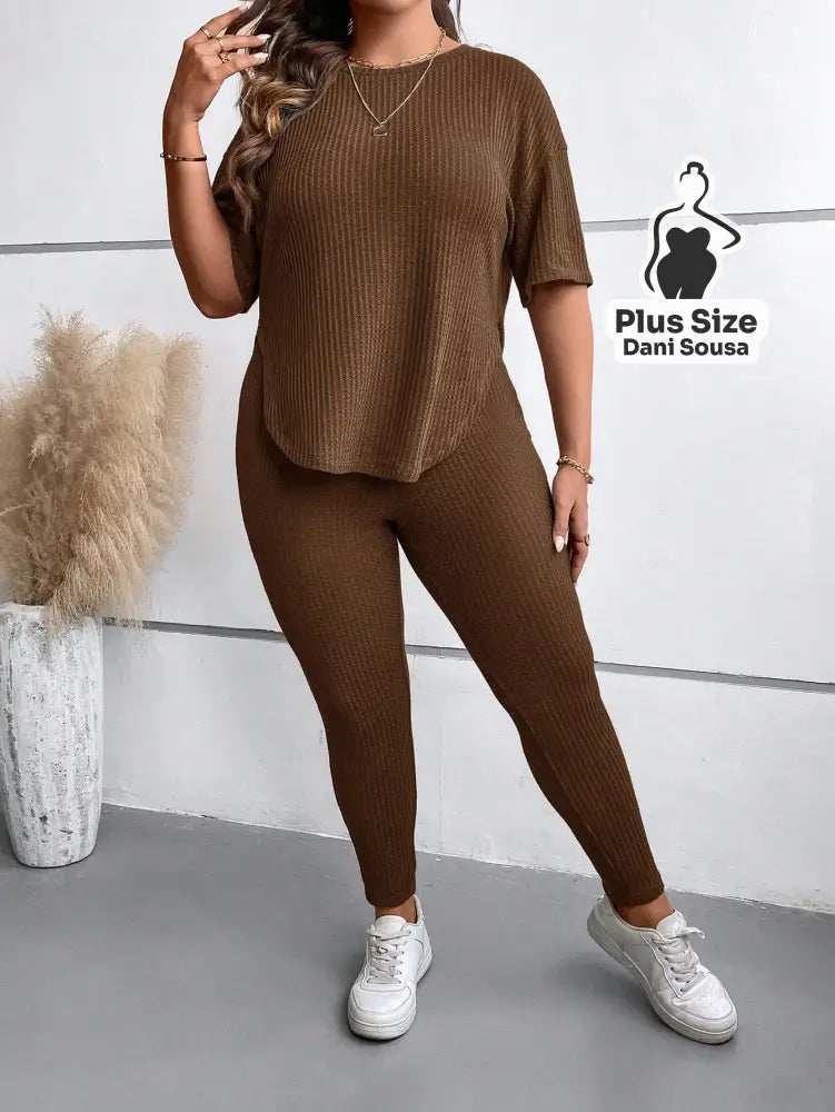 Conjunto Canelado com Blusa Solta e Legging Justa Plus Size Conjunto Canelado com Blusa Solta e Legging Justa Plus Size