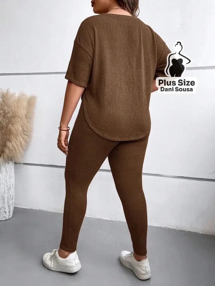 Conjunto Canelado com Blusa Solta e Legging Justa Plus Size Conjunto Canelado com Blusa Solta e Legging Justa Plus Size