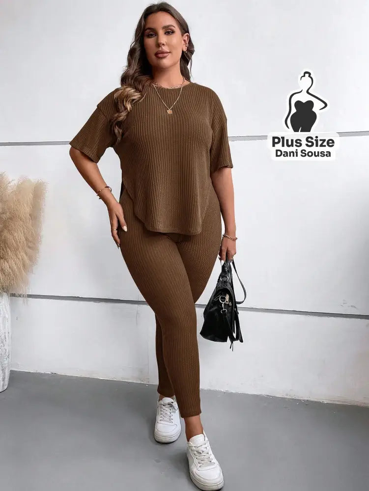Conjunto Canelado com Blusa Solta e Legging Justa Plus Size Conjunto Canelado com Blusa Solta e Legging Justa Plus Size