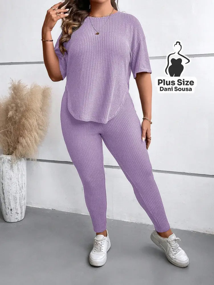 Conjunto Canelado com Blusa Solta e Legging Justa Plus Size Conjunto Canelado com Blusa Solta e Legging Justa Plus Size