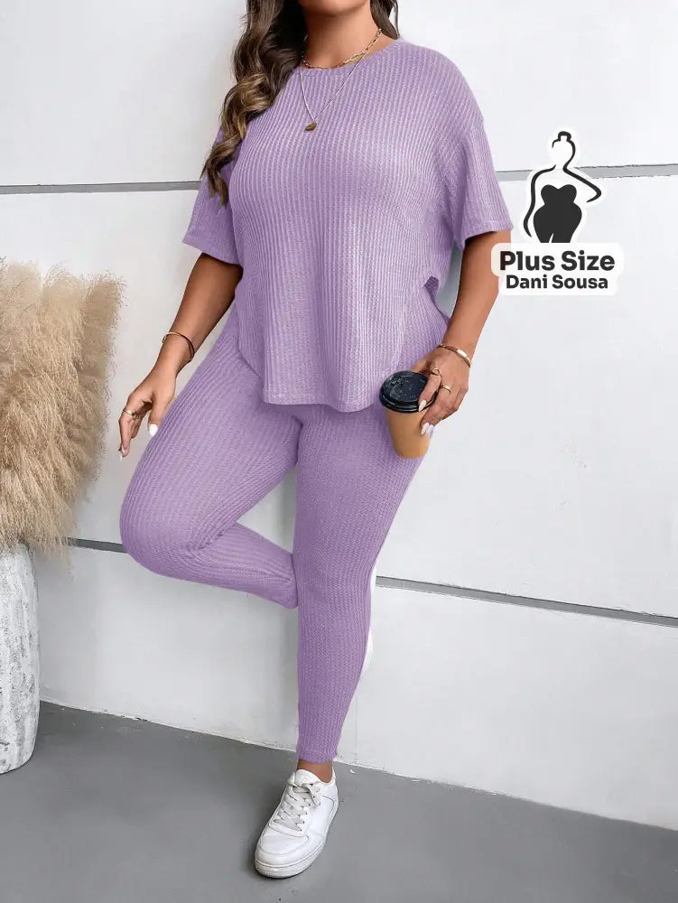 Conjunto Canelado com Blusa Solta e Legging Justa Plus Size Conjunto Canelado com Blusa Solta e Legging Justa Plus Size