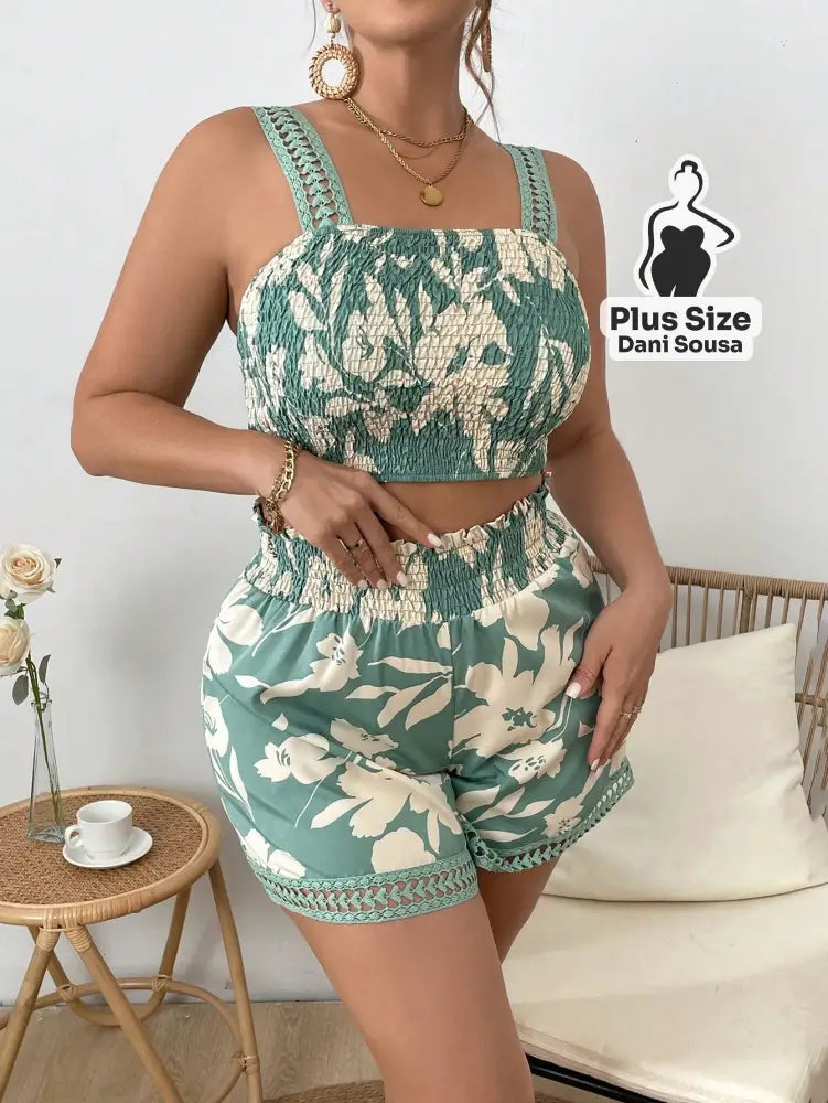 Conjunto Cropped e Shorts Estampado com Detalhes de Renda Plus Size Conjunto Cropped e Shorts Estampado com Detalhes de