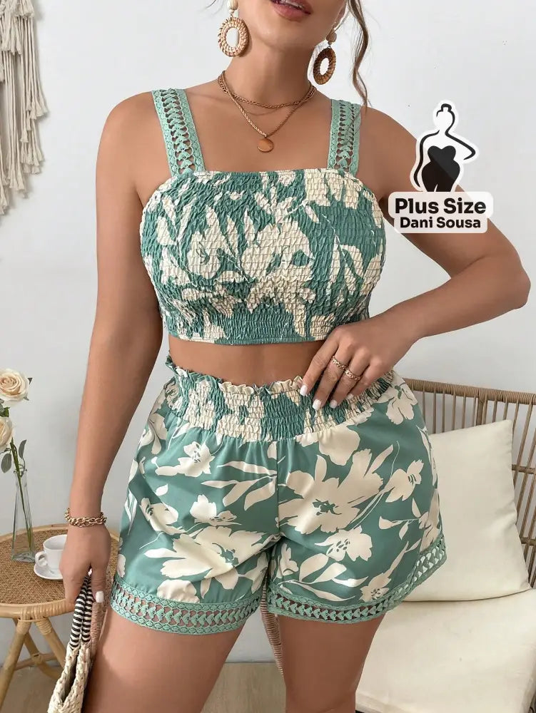 Conjunto Cropped e Shorts Estampado com Detalhes de Renda Plus Size Conjunto Cropped e Shorts Estampado com Detalhes de