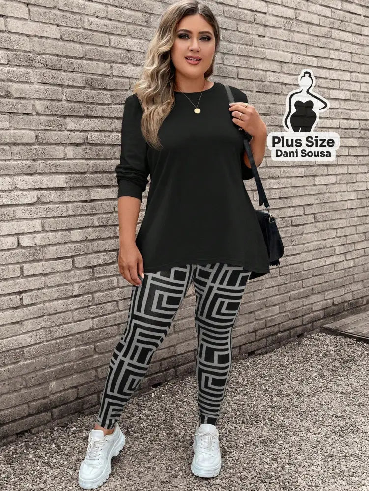 Conjunto de Blusa Longa e Legging Estampada Geométrica Plus Size Conjunto de Blusa Longa e Legging Estampada Geométrica