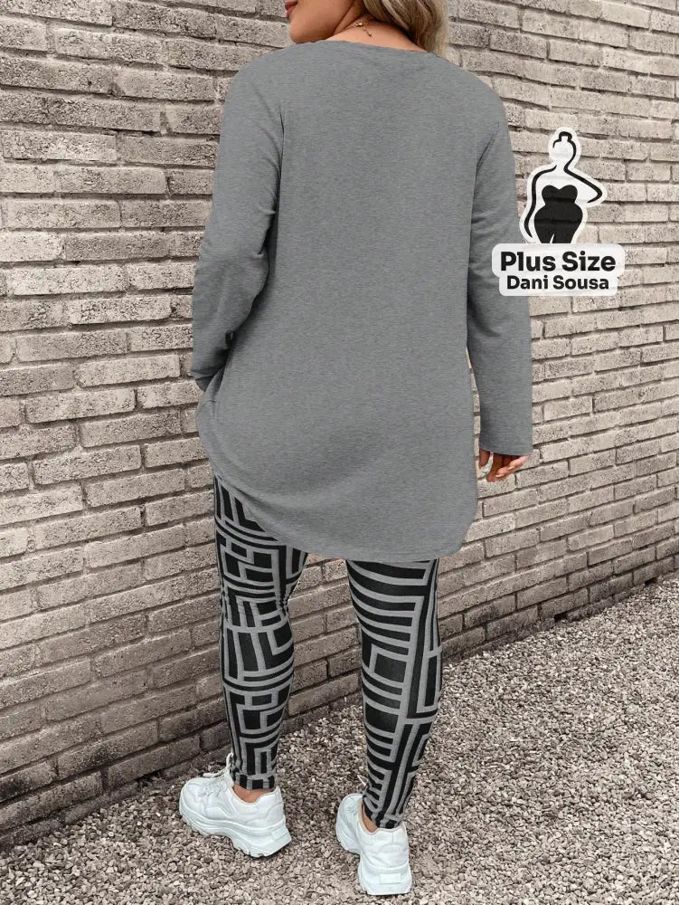 Conjunto de Blusa Longa e Legging Estampada Geométrica Plus Size Conjunto de Blusa Longa e Legging Estampada Geométrica