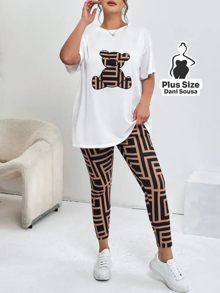 Conjunto Feminino com Blusa Estampada de Urso e Legging Geométrica Plus Size Conjunto Feminino com Blusa Estampada de