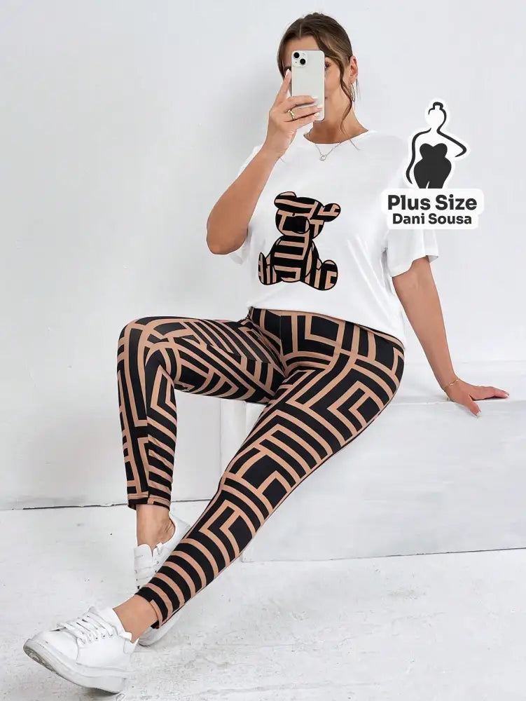 Conjunto Feminino com Blusa Estampada de Urso e Legging Geométrica Plus Size Conjunto Feminino com Blusa Estampada de