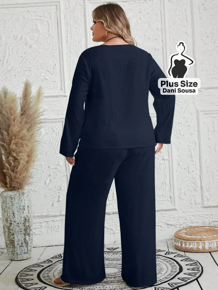 Conjunto Feminino de Blusa e Calça Com Detalhes de Botões Plus Size Conjunto Feminino de Blusa e Calça Com Detalhes de