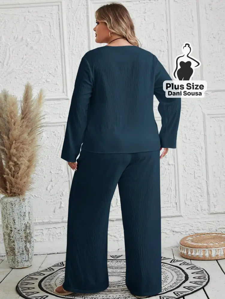 Conjunto Feminino de Blusa e Calça Com Detalhes de Botões Plus Size Conjunto Feminino de Blusa e Calça Com Detalhes de