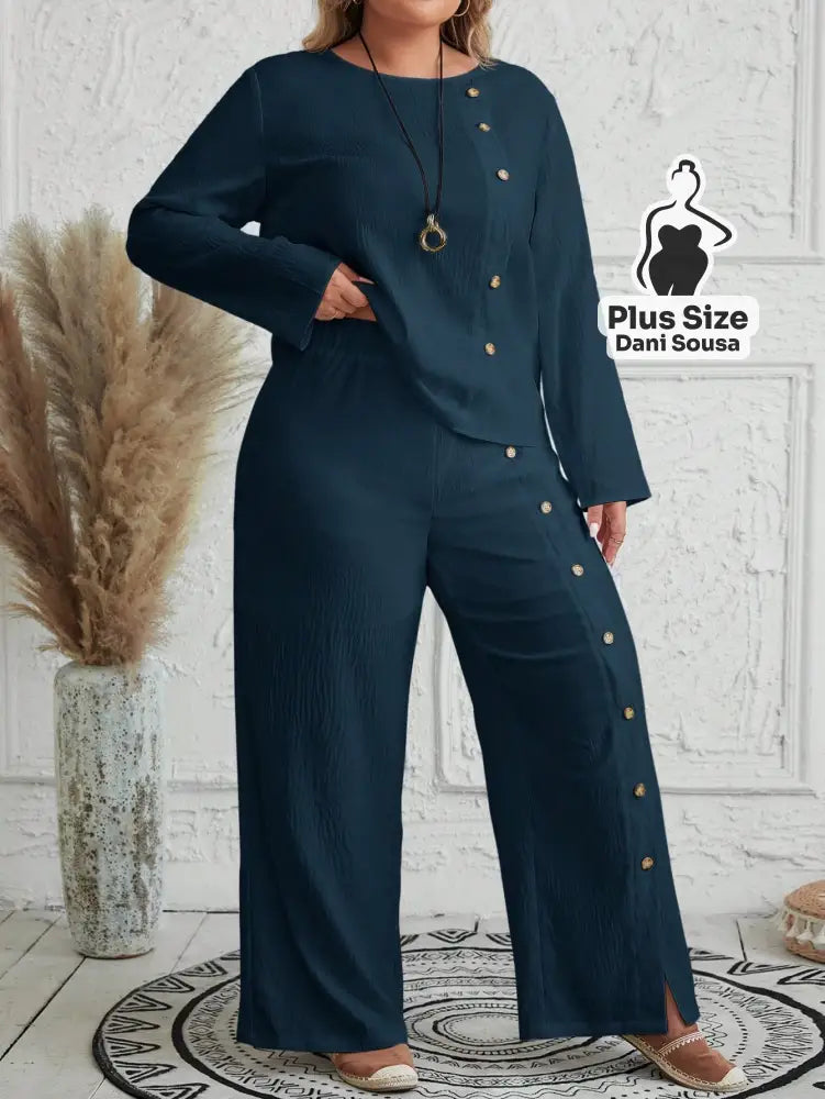 Conjunto Feminino de Blusa e Calça Com Detalhes de Botões Plus Size Conjunto Feminino de Blusa e Calça Com Detalhes de